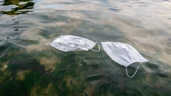 Avfall Covid Kasseras Till Ocean Coronavirus För Engångsbruk Ansiktsmasker Plastföroreningar — Stockfoto