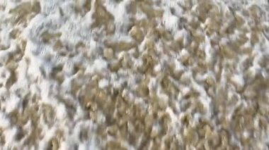 Covid-19 'un sahilin kumsalındaki yavaşlaması. Gelen dalgaların yıkamasıyla Coronavirus yazında silmesi ya da iptal etmesi. Covid 19-Dan salgınından dolayı bayram korkusu