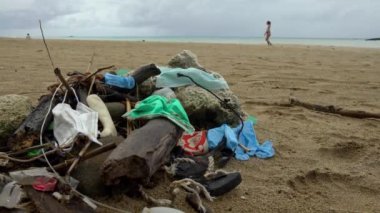4K, terk edilmiş koruyucu eldivenler ve doğal plajlardaki virüs enfeksiyonunu önlemek için tıbbi maskeler. Çevre ve sahil plastik kirliliği. Okyanusların sağlığını tehdit eden bir çöp.