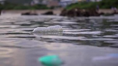 4K, kullanılmış tıbbi maskeler, plastik şişe ve deniz suyundaki eldivenlerin çöpleri. Kirlilik ya da okyanusların kirlenmesi gibi kötü sonuçlar. Çevre ve kıyı kirliliği Covid-19-Dan