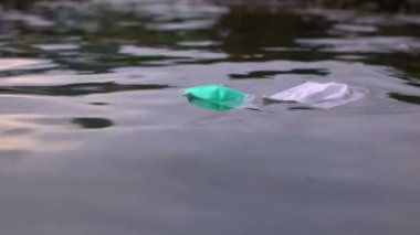 COVID-19 sırasında atıkların yavaşlaması. Okyanus koronavirüsüne atılmış tek kullanımlık yüz maskeleri. Çevre ve sahil plastik kirliliği. Sahildeki çöpler okyanusların sağlığını tehdit ediyor.