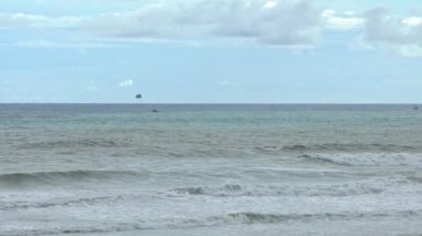 Yaz tatilinde deniz kenarındaki deniz hareketlerinin yavaşlaması. Okyanus dalgaları Tayvan adasının kumlu sahillerine doğru akıyor. Tatil seyahati kavramı.