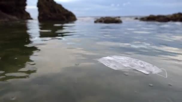 Afval Van Gebruikte Medische Maskers Plastic Handschoenen Het Zeewater Slechte — Stockvideo