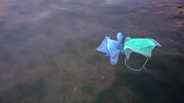 Covid 19期间的废物 被丢弃到海洋珊瑚中 一次性使用口罩和塑料手套 环境和海岸塑料污染 海滩上的垃圾威胁着老年人的健康 — 图库视频影像