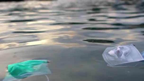 Coronavirus Çevreyi Kirletmesinin Yavaşlaması Dalgalar Kullanılmış Tıbbi Maske Atıkları Plastik — Stok video