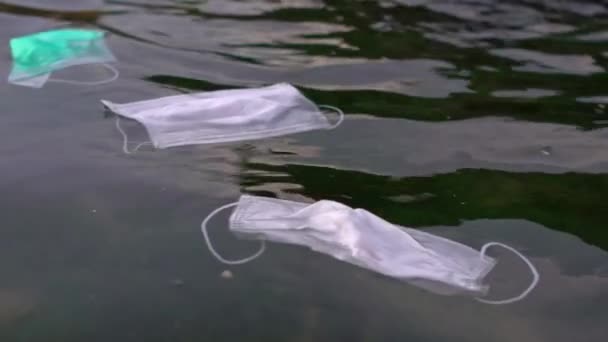 医疗废物流动缓慢 在海水中掩蔽垃圾 科罗纳维菌Covid 19污染环境 用扔在海滩上的外科口罩 — 图库视频影像