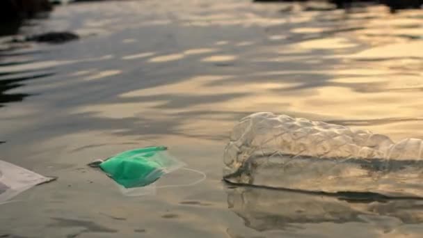 Spowolnienie Odpadów Podczas Covid Odrzucony Koronawirusu Morskiego Jednorazowego Użytku Maski — Wideo stockowe
