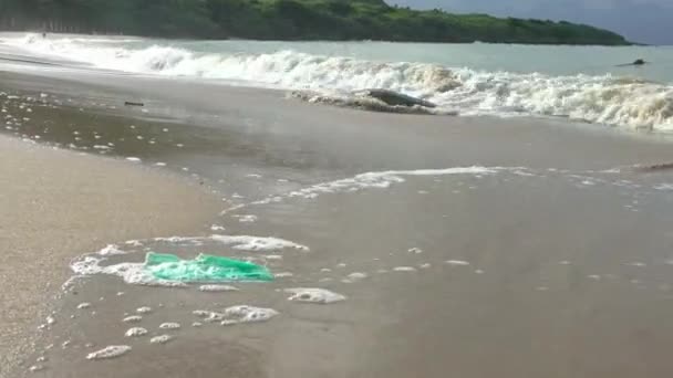 Máscara Médica Verde Para Virus Protección Encuentra Playa Arena Fondo — Vídeos de Stock