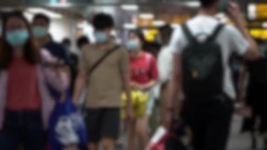 4K, Tayvanlıların bulanık görüşü Metro İstasyonu 'nda Coronavirus enfeksiyonunu önlemek için maske takıyor. Virüs tüm dünyada acil duruma neden oldu.