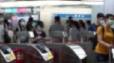 Metroda yürüyen merdivende cerrahi maske takan kalabalığın bulanık görüntüsü. Coronavirus pnömonisi birçok şehre yayılıyor. 2019-NCoV salgını Çin.