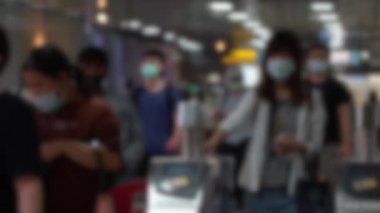 Yavaş çekim, metroda yürürken cerrahi maske takan kalabalığın odaklanmış görüntüsünü bulanıklaştırdı. Coronavirus pnömonisi birçok şehre yayılıyor. 2019-NCoV salgını Çin.