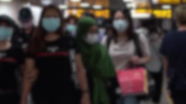 Yavaş çekim, metroda yürürken cerrahi maske takan kalabalığın odaklanmış görüntüsünü bulanıklaştırdı. Coronavirus pnömonisi birçok şehre yayılıyor. 2019-NCoV salgını Çin.