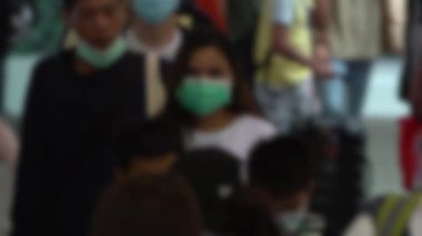 Tren istasyonuna giden metro girişindeki bulaşıcı hastalıklara karşı koruyucu maske takan Asyalıların yavaş çekim görüntüsü bulanıklaştı. Coronavirus-Dan