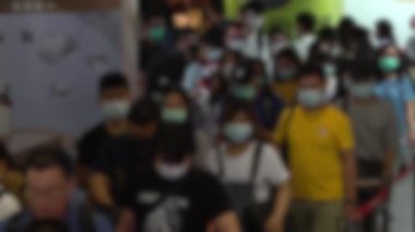 Yavaş çekim, metroda yürüyen merdivende cerrahi maske takan kalabalığın odaklanmış görüntüsünü bulanıklaştırdı. Coronavirus pnömonisi birçok şehre yayılıyor. 2019-NCoV salgını Çin.