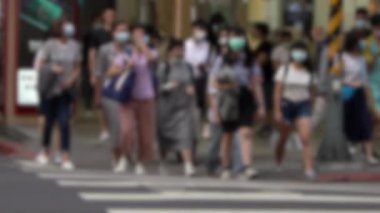 Çin konseptinde koronavirüs salgınının bulanık görüntüsünün yavaş hareketi. Yüz maskesi takan insanlar againt coronavirus. Tıbbi maskeli Asyalı bir yaya cadde şehrini geçiyor. Odaklanmamış - Dan
