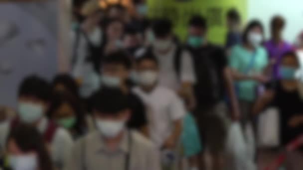 Visão Desfocada Turva Asiáticos Usando Máscara Protetora Contra Doenças Infecciosas — Vídeo de Stock