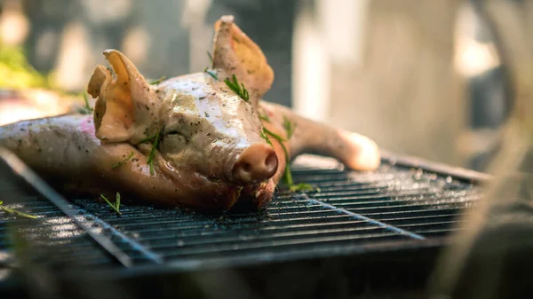 바비큐 그릴에 돼지고기에요 휴가철에 Bbq 고기를 통째로 요리하였다 스페인에서 교활하게 — 스톡 사진