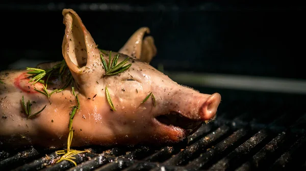 烧烤烤架上的猪肉味道鲜美 关闭全猪烧烤肉在烧烤花园的家在假日假期 西班牙的一个吐口水的脆烤小猪 — 图库照片