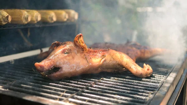 옥수수가 바베큐그릴 맛있는 돼지고기 휴가철에 Bbq 고기를 통째로 요리하였다 스페인에서 — 스톡 사진