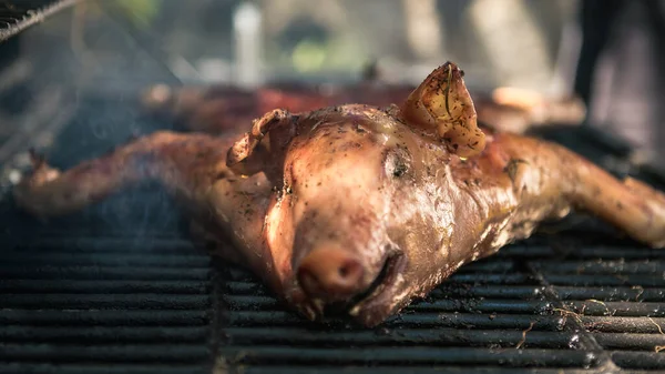 바비큐 그릴에 돼지고기에요 휴가철에 Bbq 고기를 통째로 요리하였다 스페인에서 교활하게 — 스톡 사진