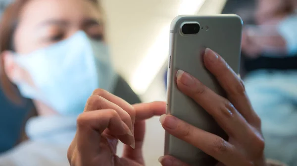 Mulher Asiática Segurando Smartphone Usando Máscara Contra Infeccioso Transmissível 2019 — Fotografia de Stock