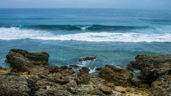 Onda Oceânica Rolando Direção Com Rochas Marinhas Uma Costa Ilha — Fotografia de Stock