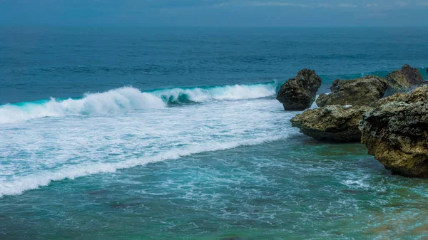 海浪滚向台湾岛海岸的海洋岩石 海景的自然景观背景 暑假海滩上美丽的海景湾 — 图库照片