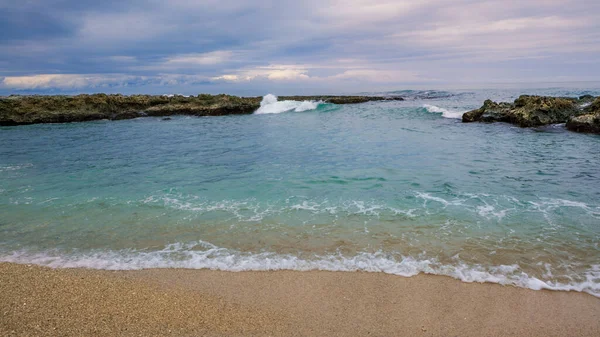 Paraíso Tropical Idílico Com Rochas Marinhas Ondas Marinhas Areia Baía — Fotografia de Stock