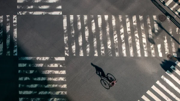 Elevated View Biker Man Pedestrian Crossing Road Intersection Japan Aerial — Stock Photo, Image