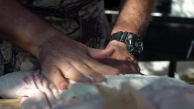 Bahçe evinde barbekü için yavaş çekimde ızgara domuz eti. Tatillerde ev yapımı domuz eti. Domuz rostosunu tükürüğünün üzerine yakın, İspanyol ızgara sıcak eti.