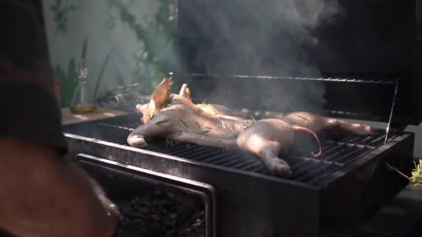 Šéfkuchař Vaří Grilované Grilované Maso Celým Prasetem Velmi Chutné Vepřové — Stock video