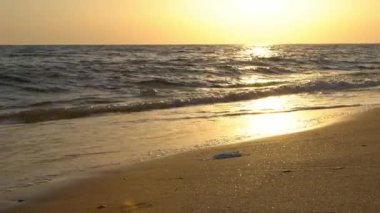 4K, İspanya 'da COVID-19 sırasında atık. Okyanus koronavirüsüne atılmış tek kullanımlık yüz maskeleri. Çevre ve sahil kirliliği. Sahildeki çöpler okyanusların sağlığını tehdit ediyor.