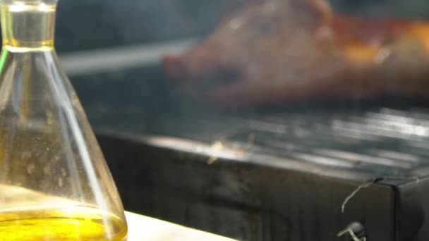 菜园里烤猪的慢动作 用脆烤猪肉在家烹调 把小猪烤在吐口水上 用西班牙烤热肉 — 图库视频影像