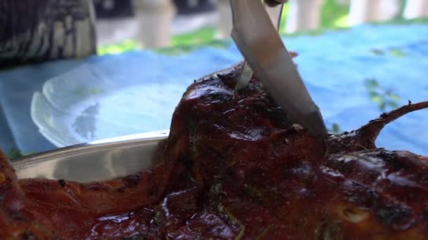 Slow Motion Van Chef Kok Gesneden Heerlijk Stuk Varkensvlees Barbecue — Stockvideo