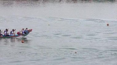 Taipei, Tayvan-08 Haziran 2024: Tayvan raketlerinin ağır ağır dinlenme hareketleri, gölde sessizce süzülüşü, etrafındaki yumuşak altın ışıkla.