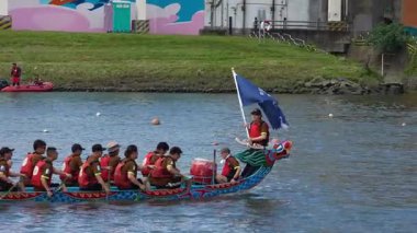 Taipei, Tayvan-08 Haziran 2024: Titreyen su yansımalarıyla yakın mesafeden çekilen, Taipei raket tutucusunun yavaş hareketi.