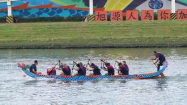 Taipei, Tayvan-08 Haziran 2024: Taipei kürekçisinin yavaşça başını döndürmesi, sıcak ışık ve göl yansımaları.