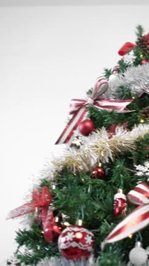 Dikey, sofistike ve modern bir Noel ağacı, Noel süsleri ile süslenmiş ve onu yeni yıl dekorasyonu için anahtar bir tasarım unsuru haline getiren evde sahne alıyor..