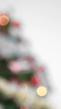 Dikey arkaplan ile, evdeki güzel ve modern Noel süslemesi Noel süsleri ile süslenmiş köknar ağacını ön plana çıkarıyor..