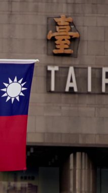 Tayvan bayrağının dikey yavaş hareketi açık bir gökyüzüne doğru zarif bir şekilde sallanarak özgürlüğü ve ulusal gururu temsil ediyor..