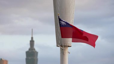 Taipei, Tayvan-15 Ekim 2024: Tayvan bayrağının yavaş çekimde dalgalanması, Taipei 101 'in detaylı bir görüntüsü, Tayvan' ın kimliğini ve mimari mucizesini vurguluyor.
