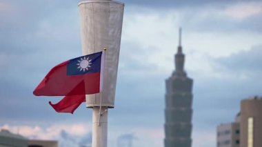 Taipei, Tayvan-14 Ekim 2024: Tayvan bayrağının yavaş çekimde yakalanması Taipei 101 arka planda duruyor, kentsel gelişim sırasında Tayvan 'ın kültürel kimliğini temsil ediyor.