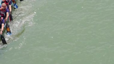 Taipei, Tayvan-08 Haziran 2024: Taipei kürekçisinin yavaş hareketi gölde yavaşça süzülüyor, günbatımı tonlarında sakin suyun üzerinde kürek ile yan profil çiziyor.