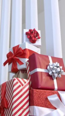 Modern bir Noel ağacının altında, Noel süsleriyle süslenmiş, beyaz bir arka planı olan bir evde, dikey, güzel hediye kutuları yeni yıl için dekor görevi görüyor..