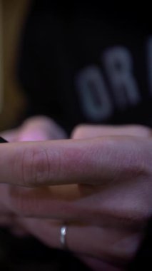 Cep telefonu kullanan beyaz bir adam. İspanyol restoranında arka planda insanların oturduğu ekran cep telefonuna dokun. İnternette sörf yapmak, sosyal ağı kontrol etmek ve akıllı telefondan metin yazmak.