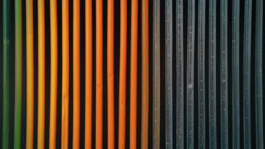 Bir arka plan çok yaratıcı bir fikir renklerle dolu tüpler renkli. Siyah arka plan