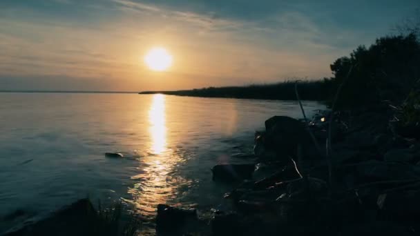 Idő-csúszás, idő kört, egy gyönyörű naplemente a horizonton a riveren. gyorsan elhagyja a nap a láthatáron túl. — Stock videók