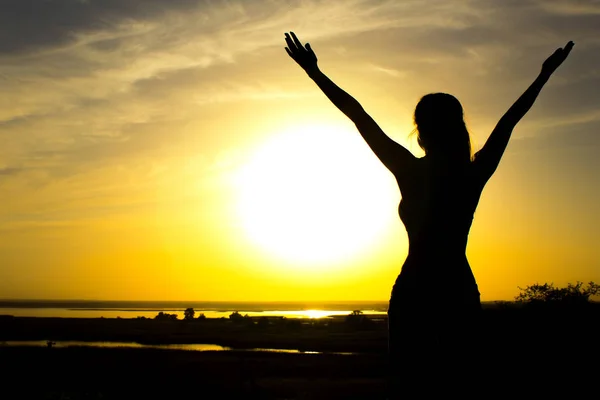 Silhouette Una Figura Giovane Ragazza Che Alza Mani Cielo Dopo — Foto Stock