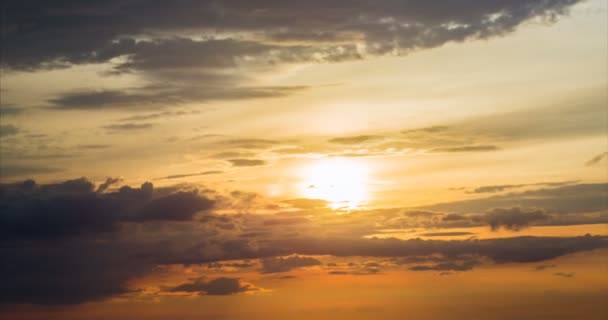 Время кругов заката на реке, солнце выходит за горизонт освещая облака в небе — стоковое видео