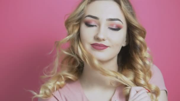 Обличчя Молодої Милої Щасливої Дівчини Грає Кучерявим Волоссям Концепція Краси — стокове відео